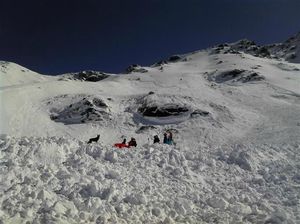 les-debris-de-l-avalanche-qui-a-balaye-hier-la-face-nord-ouest-de-la-pointe-de-l-argentiere-(3-053