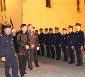 a-villaroger-les-pompiers-au-garde-a-vous-pour-la-presentation-aux-elus-une-revue-des-troupes-da