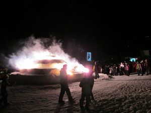 pour-l-occasion-un-gateau-geant-avait-ete-sculpte-dans-la-neige-en-fin-de-soiree-ses-bougies-ont-ete-enflammees-sous-le-regard-des-500-personnes-presentes-sur-le-front-de-neige