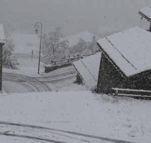 10cm sur les toits du miroir et 5cm sur la route