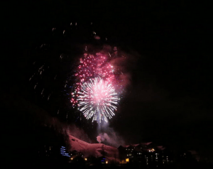 Le ciel embrasé par le feu d'artifice