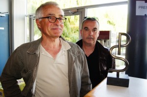 Frank Borrini et le sculpteur André Michel qui a créé le trophée du Festival Paul Simon