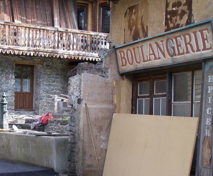 La boulangerie de Sainte-Foy-Tarentaise a servi de lieu de tournage pour la série “Miroir 2000”