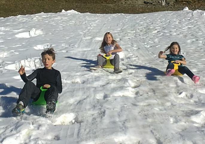 Mercredi, à 13 heures, à la station de Sainte-Foy, Evan, Mari-Lou et Salomé, profitent de leur après-midi de libre pour glisser en luge, sur le tas de neige en formation, créé par le “canon à neige”. Premières glisses pour ses enfants locaux. Un avant-goût des plaisirs d’hiver, qu’ils sont impatients de renouveler à chaque occasion.