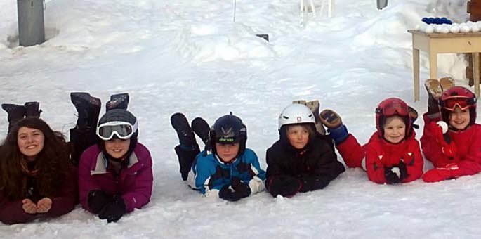 Mercredi, la station de Sainte-Foy-Tarentaise accueillait un concours de bataille de boule de neige. Cette animation, organisée par l’office de tourisme, a attiré tous les âges. Répartis en deux équipes, après avoir confectionné tous ensembles les “munitions”, les enfants venus de Normandie (Havre), d’Entressen (Bouches-du-Rhône), ou d’Aix-en-Provence, ont tous apprécié de participer à cette animation. « C’est très agréable de voir nos enfants s’amuser et se faire des copains de jeu, car c’est les vacances d’hiver qu’une fois par an et il faut en profiter », a déclaré une maman.