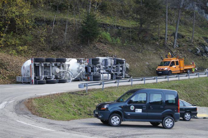 Vu le chargement du camion, la première tentative de relevage a échoué, car le point d’accroche fixé sur le camion a cédé. Photo DL / Céline PILATI