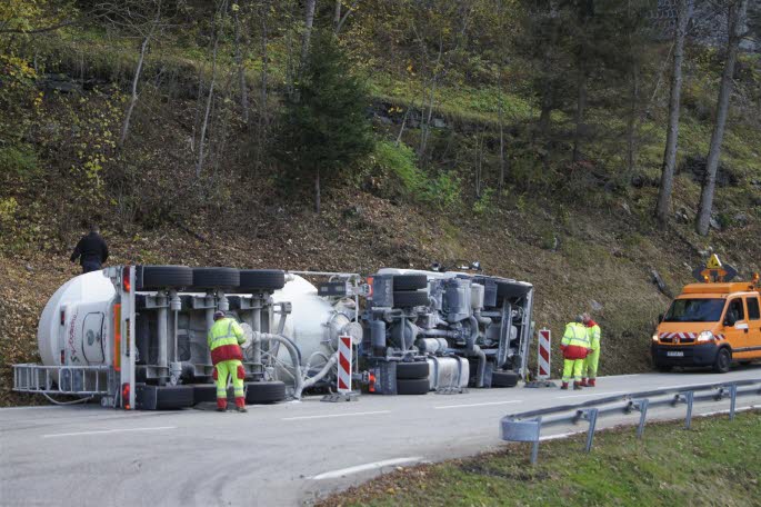 Vu le chargement du camion, la première tentative de relevage a échoué, car le point d’accroche fixé sur le camion a cédé. Photo DL / Céline PILATI