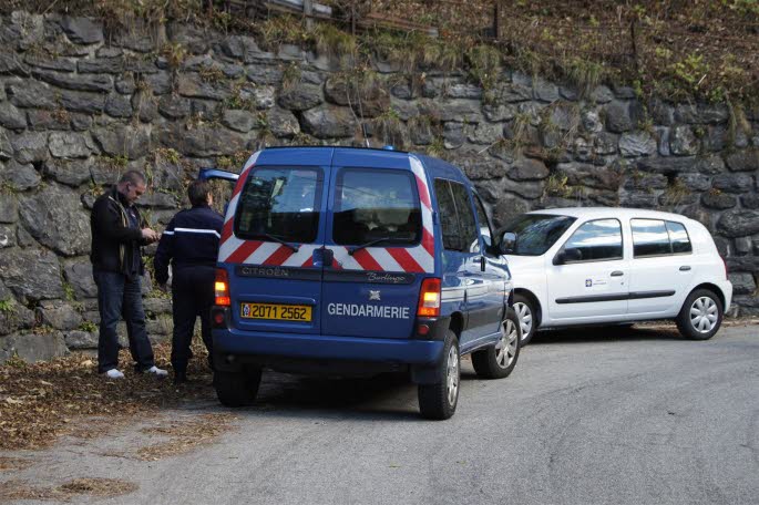 Vu le chargement du camion, la première tentative de relevage a échoué, car le point d’accroche fixé sur le camion a cédé. Photo DL / Céline PILATI