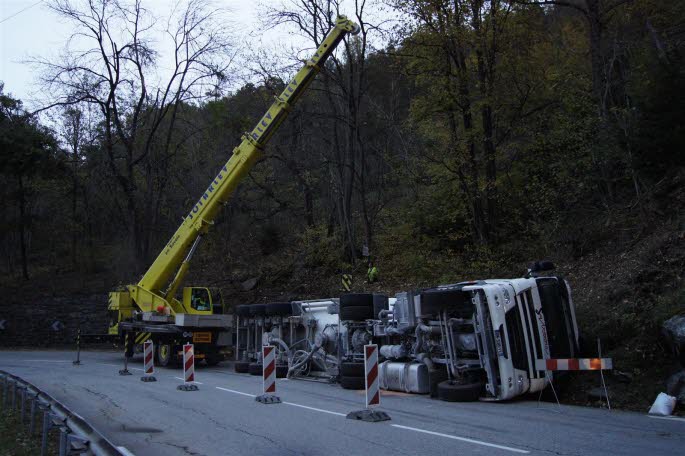 Vu le chargement du camion, la première tentative de relevage a échoué, car le point d’accroche fixé sur le camion a cédé. Photo DL / Céline PILATI